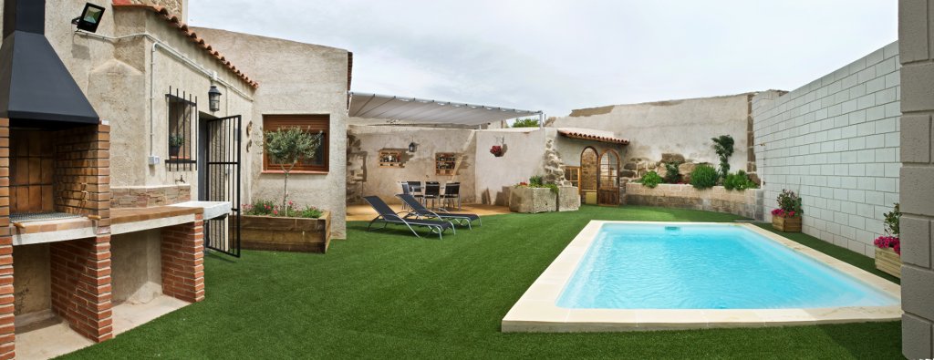 Vista general casa rural amb piscina de Ca l'Oliva de Preixens